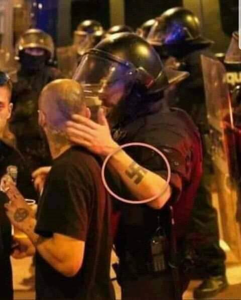 La foto è falsa, il poliziotto non è italiano, ma spagnolo, non è Roma ma Barcellona e la svastica è stata messa dopo
