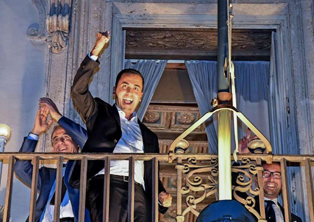 Un anno fa Luigi Di Maio dal balcone gridava: “Abbiamo sconfitto la povertà”. Parlava della sua