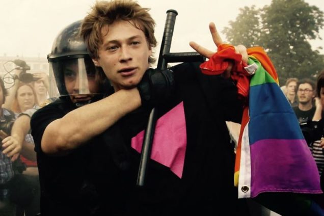 Il Commissario Ue all’Italia “Gli Stati membri obbligati a riconoscere i figli di genitori dello stesso sesso”. Ma il governo è già dentro un’atra polemica