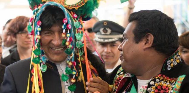 Fugge in Argentina il presidente boliviano Evo Morales, quello che “mangiare pollo fa diventare gay”