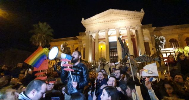Sardine a Palermo, migliaia di persone in piazza contro l’intolleranza. “Questa città non abbocca”
