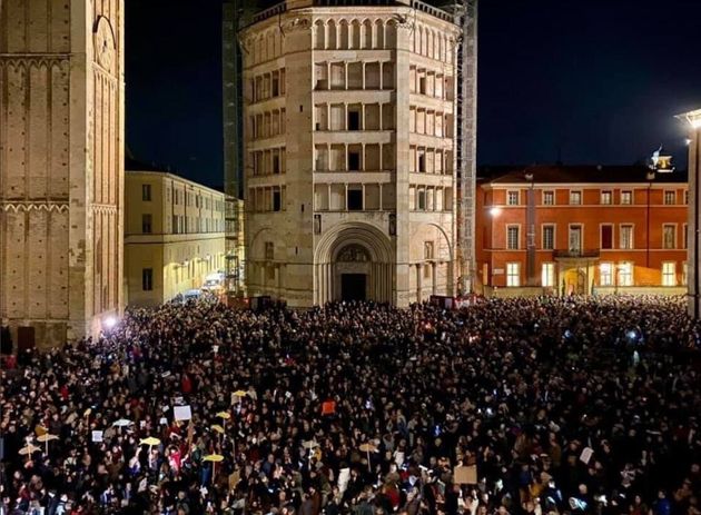 Che belle le diecimila sardine di Parma (attendiamo battute dagli haters che odiano il nostro giornale)