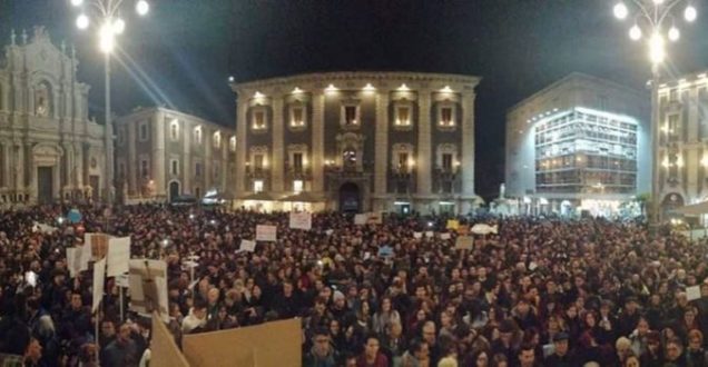 Sardine a Catania sotto la Statua dell’Elefante. A migliaia