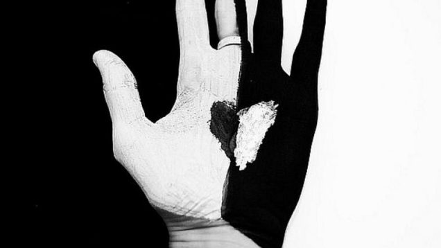 Il rischio implicito nel razzismo di chi non sa di essere razzista, crede o finge di non esserlo è la dittatura