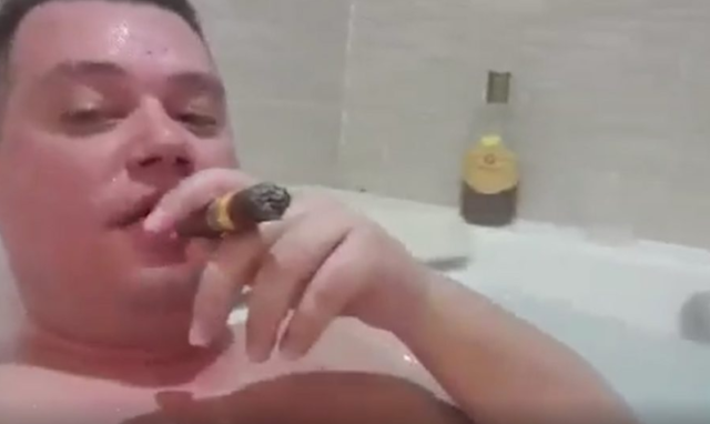 Candidato leghista in vasca con sigaro e idromassaggio: il Truce ha un rivale interno