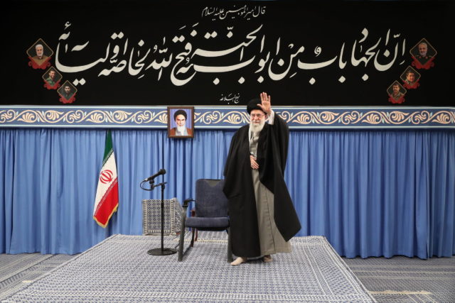Khamenei indica tre religiosi come suoi successori nel caso dovesse essere ucciso