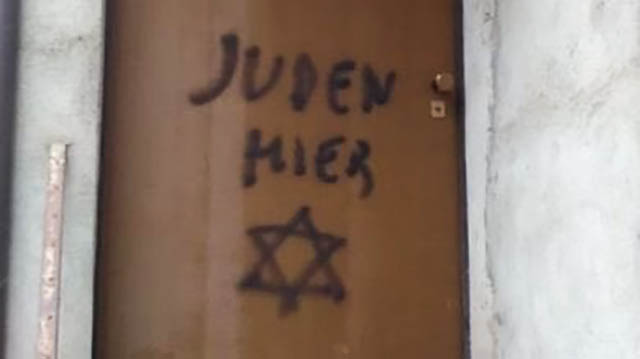 “Da qui è passato un deficiente con la sua testa da deficiente”, libera traduzione dal linguaggio antisemita