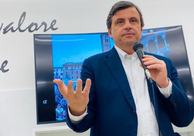 Carlo Calenda: “Tra Emiliano e Fitto meglio Fitto”. Ne parliamo