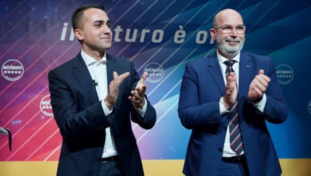 Luigi Di Maio arriva in auto blu alla manifestazione organizzata contro “la Casta di Governo” di cui è ministro degli Esteri