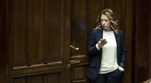 Meloni d’Italia taccia la conferenza stampa di Conte di “comunicazione da regime totalitario”… Parla da esperta o per dare aria ai denti?