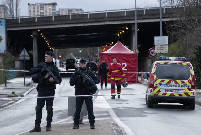 Attentato vicino alla ex sede di Charlie Hebdo a Parigi. Quattro feriti. Un arresto