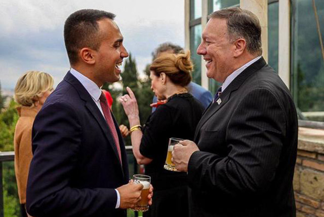 Il ministro degli Esteri Di Maio parla alla stampa con Mr. Ross, ma è Mike Pompeo #LaProvocazione