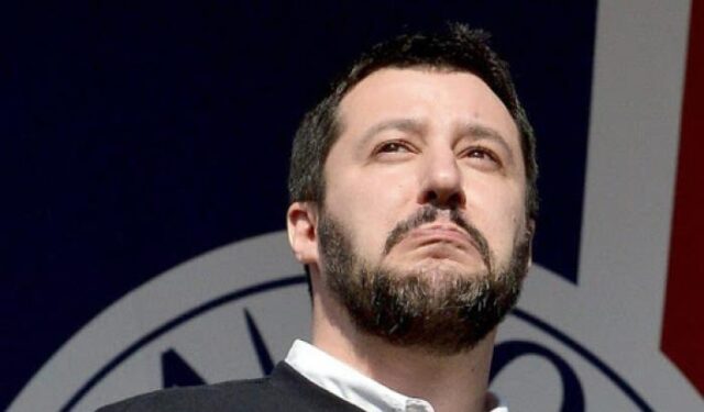 Il sarcasmo di Matteo Salvini sul DPCM: perché non mandiamo la Polizia a casa? Semplice: perché lui non ha i “pieni poteri” che voleva