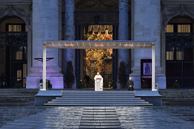 Rispettosamente l’ultimo saluto a Papa Francesco