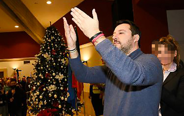 Matteo Salvini Don Chisciotte del natale. Tra un po’ avrà finito gli argomenti