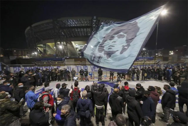 Ci si chiedeva se il saluto di massa a Maradona fosse assembramento… Se lo chiederà anche De Luca?