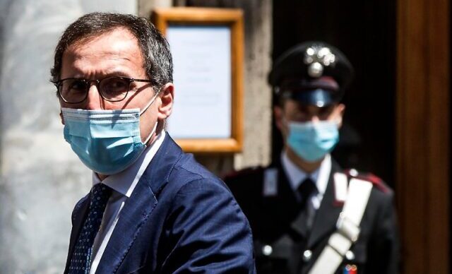 Vede Ministro Boccia, dire “Quelli che pensano di fare i cenoni sbagliano di grosso” fa tanto “mostrare i muscoletti”…