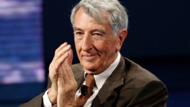 Corrado Augias restituisce la Legion d’onore alla Francia di Emmanuel Macron