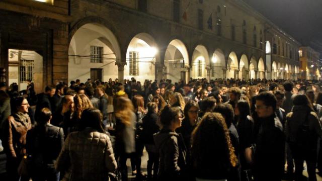 Certo, se si invoglia all’acquisto col cashback e si invita ad uscire per comprare, poi non ci lamenti se la gente esce