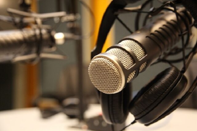 Finito il countdown, e a pescatori finalmente liberi, come apriranno i loro programmi certi speaker?