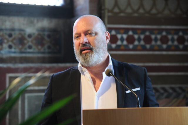 PD. A forza di correnti si scoperchia la casa (e le correnti implodono)