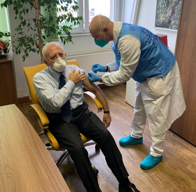 Il presidente De Luca si è vaccinato. Ma i primi non dovevano essere gli operatori sanitari?
