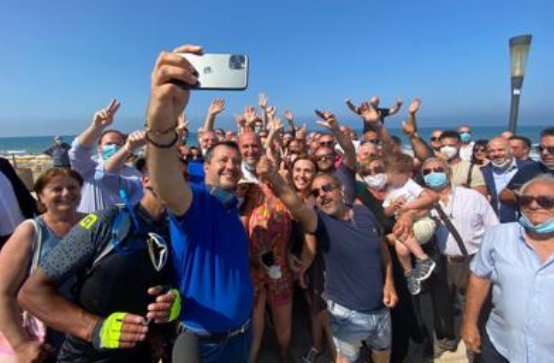 Matteo Salvini – o degli assembramenti estivi – ora dice che “se non c’è sicurezza niente scuola”