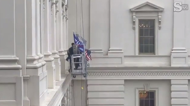 Trumpisti assaltano il Congresso. Spari e feriti. Strappata la bandiera USA. Trump: “Elezioni rubate, ma tornate a casa”. Morta una donna. Diversi feriti