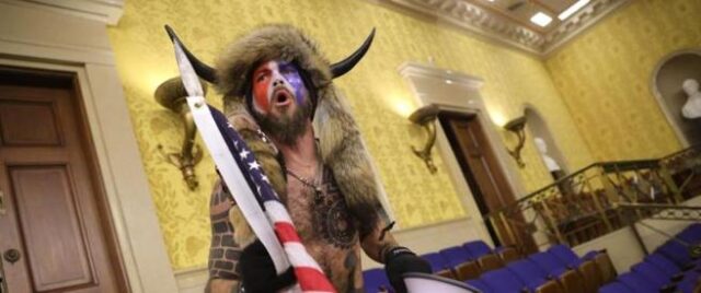 La follia suprematista di Donald Trump costa 4 morti: “Questo succede se si strappa la vittoria ai patrioti”