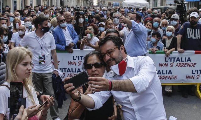 Salvini strizza l’occhio ai No-Vax: ha iniziato la campagna per togliere voti al M5S