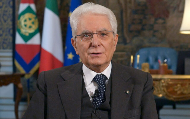 “Che il futuro dei giovani non sia solo quel che resta del presente”. Meno male che c’è Mattarella