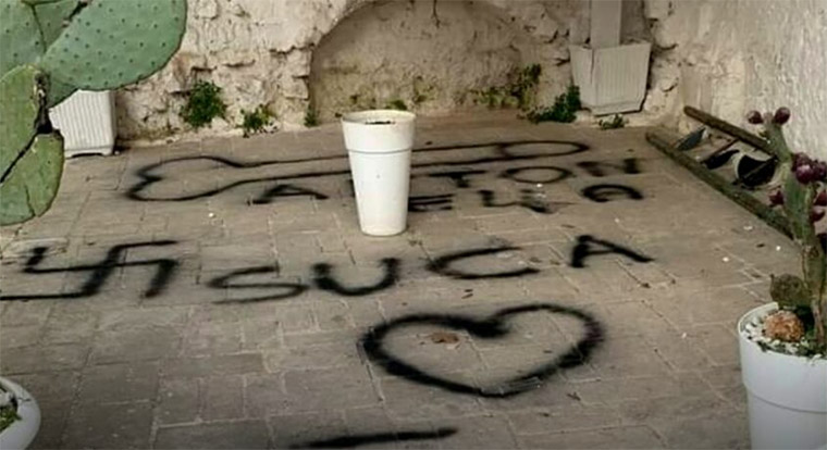 Devastazione di ispirazione nazifascista in centro a Brindisi (mentre il PD si guarda l’ombelico dalla D’Urso)