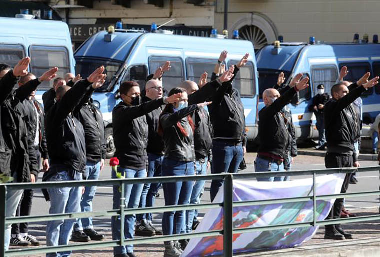 E poi ci sono quelli che inneggiano a Mussolini mentre gli altri stanno a guardare