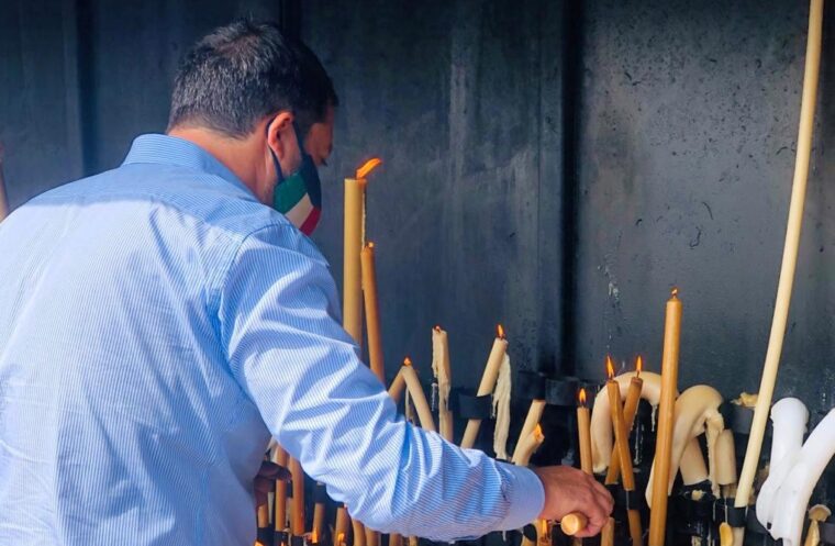 Ci scuserete se non commenteremo l’incommentabile Salvini in crisi mistica che regala fiori a Lilli Gruber…