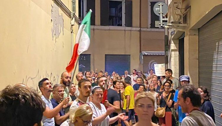 A forza di giocare al fascismo ci si ritrova squadristi, così… Inconsapevolmente