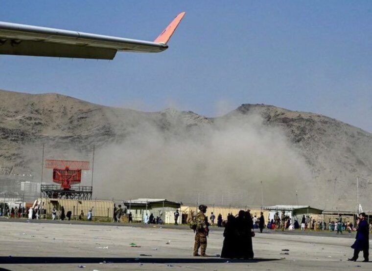 Continuano gli attacchi kamikaze a Kabul. Quattro esplosioni: decine di morti, dodici americani, centinaia di feriti