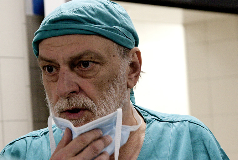 Li “aiutava a casa loro”, ma la rancorosa destra italiana lo sbranava lo stesso