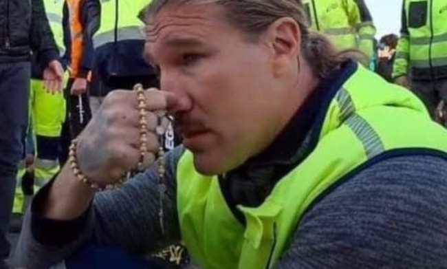 Quelli che si sono contagiati “perché sono stato sotto gli idranti della polizia, che mi hanno fatto prendere freddo”, e che ci mancavano…