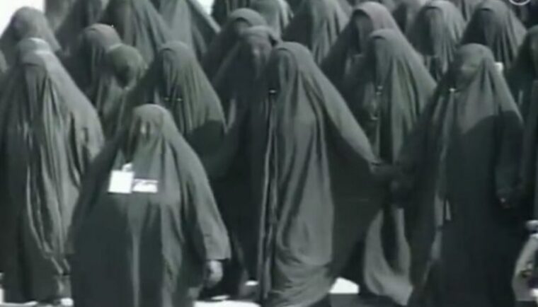 L’ordinanza del sindaco leghista di Terni che vieta minigonne e scollature. Quando imporrà il velo integrale?