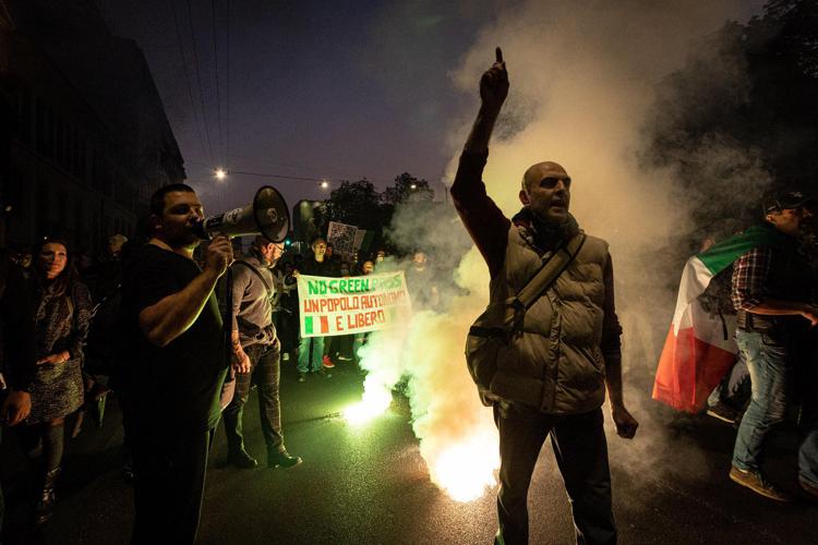 “Basta cortei in centro e sit-in solo con mascherina”, insomma basta sfilate-sfida fregandosene degli altri