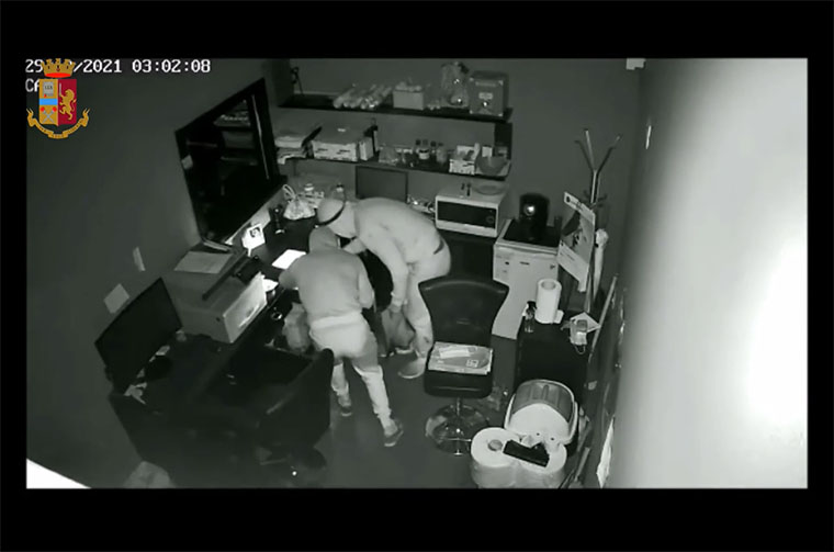 Videonotizia. Si introducono all’interno di una sala slot a Torino