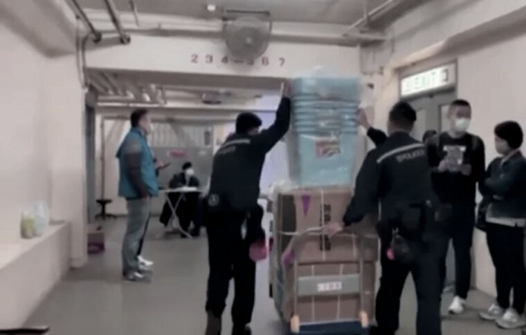 Irruzione della Polizia di Hong Kong nella redazione del quotidiano Stand News: sei arrestati