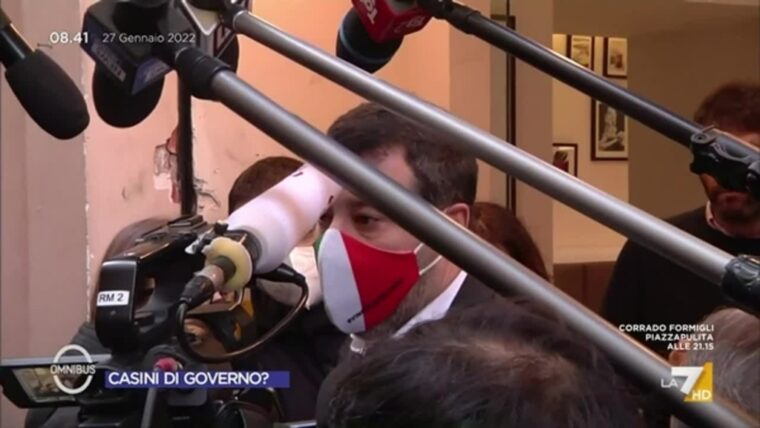 Salvini arriva al Parlamento, “dice cose” senza gran senso politico poi parla dei suoi figli e incolpa Bruxelles