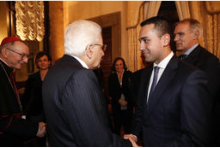 Evoluzione a 5 Stelle: dall’impeachment di Mattarella al pressing su Mattarella perché allunghi il mandato