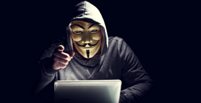 Anonymous lancia #OpRussia cyber-guerra al Cremlino: siti russi sotto attacco