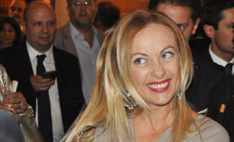 L’Europa salta in aria e Meloni si preccupa dello “stop al presidenzialismo per due assenze nel centrodestra”