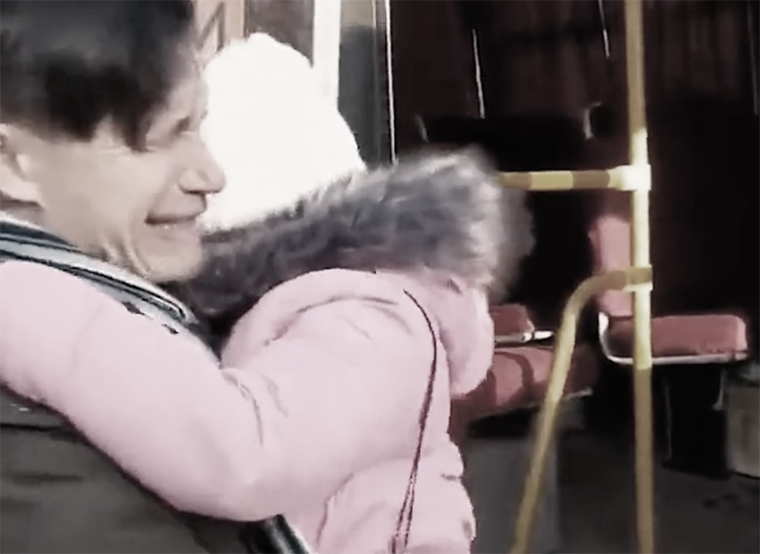 Videonotizia. I Russi lanciano giocattoli esplosivi dal cielo destinati ai bambini ucraini. Verità o propaganda?