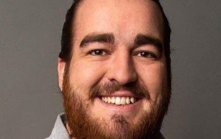 Il No Vax e il portellone dell’aereo in volo da aprire per attirare l’attenzione e farsi filmare delirando di No Vax