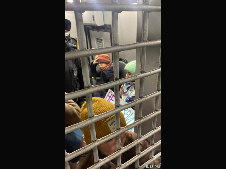 La Russia arresta i bambini: deponevano fiori con le madri all’Ambasciata di Ucraina