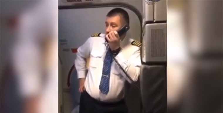 Il pilota russo e l’appello ai passeggeri: “La guerra in Ucraina è un crimine e va fermata”